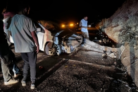 hayvana-carpmamak-icin-manevra-yapan-arac-beton-duvara-carpti-COlRXHaz.jpg