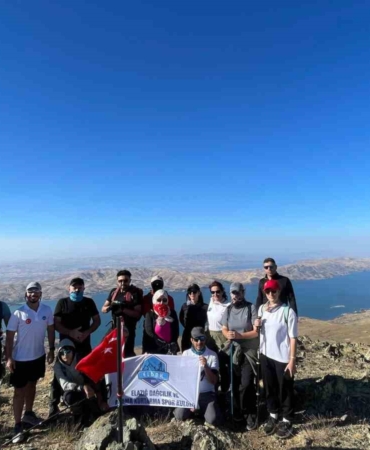 hazarbaba-daginda-turk-bayragi-dalgalaniyor-gurur-dolu-anlar-3BABQBSc.jpg