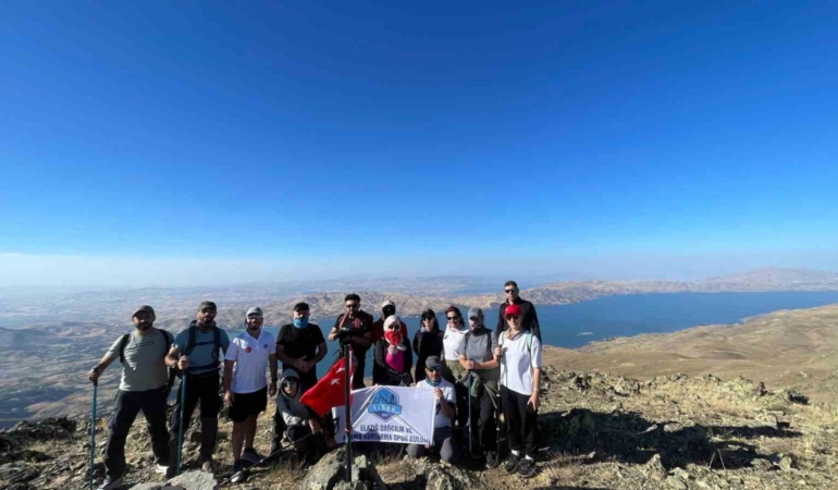 hazarbaba-daginda-turk-bayragi-dalgalaniyor-gurur-dolu-anlar-3BABQBSc.jpg