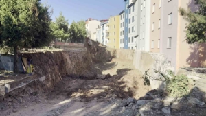 heyelan-magdurlarinin-evlerinden-uzakta-surdugu-endiseli-bekleyis-kM88mdDt.jpg