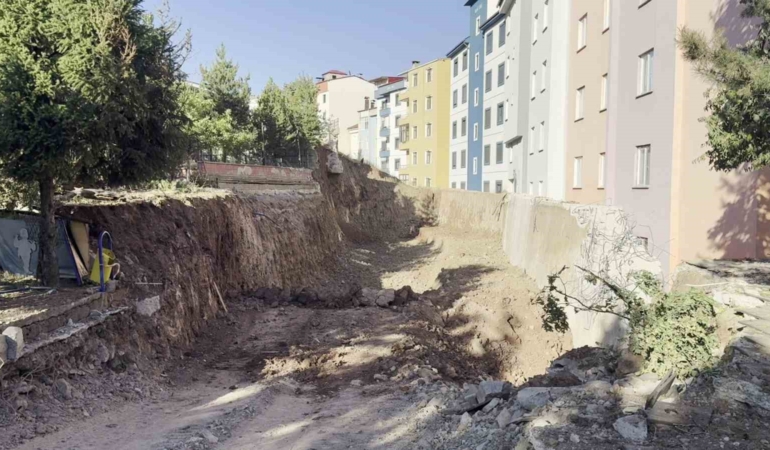 heyelan-magdurlarinin-evlerinden-uzakta-surdugu-endiseli-bekleyis-kM88mdDt.jpg