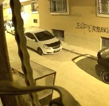 hirsizlik-girisiminde-bulundu-alarm-caldi-ve-kacti-9wswbrqj.jpg