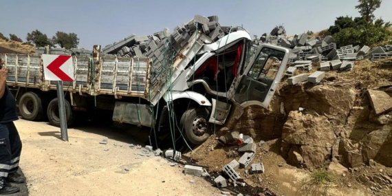 Hizan'da Feci Trafik Kazası: 1 Kişi Hayatını Kaybetti Hizan’da Feci Trafik Kazası: 1 Kişi Hayatını Kaybetti