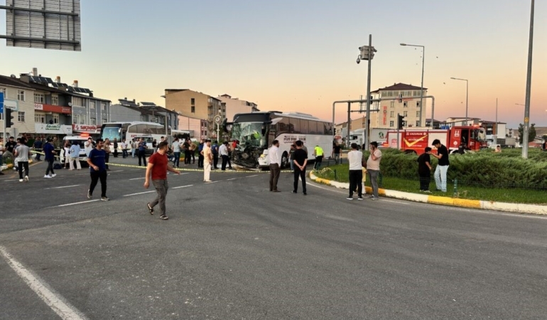 horasanda-yolcu-otobusu-ve-traktorun-carpismasi-8-kisi-yaralandi-jnJv9e13.jpg