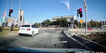 Kameralara Yansıyan Sürücülerin Kırmızı Işık İhlalleri: Görülmemiş Anlar kameralara-yansiyan-suruculerin-kirmizi-isik-ihlalleri-gorulmemis-anlar-z6GNGRWZ.jpg