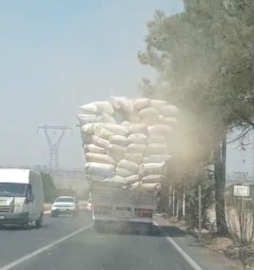 kamyondan-dusen-saman-trafigi-tehlike-sacti-F9UjjYmO.jpg