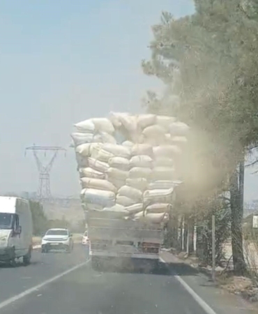 kamyondan-dusen-saman-trafigi-tehlike-sacti-F9UjjYmO.jpg