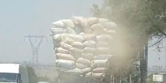 Kamyondan Düşen Saman Trafiği Tehlike Saçtı