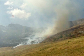 kars-kalesinin-eteklerinde-sok-etkisi-yaratan-aniz-yangini-2qDrh6lv.jpg