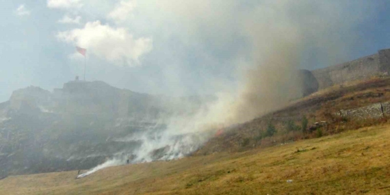 Kars Kalesi'nin Eteklerinde Şok Etkisi Yaratan Anız Yangını Kars Kalesi’nin Eteklerinde Şok Etkisi Yaratan Anız Yangını