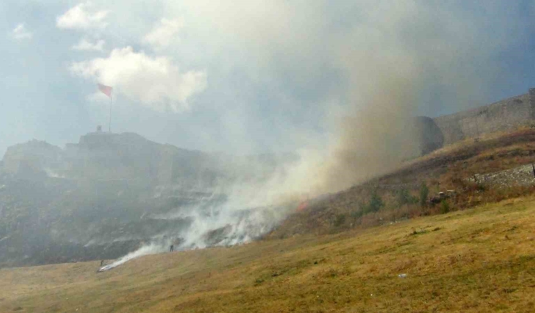 kars-kalesinin-eteklerinde-sok-etkisi-yaratan-aniz-yangini-2qDrh6lv.jpg