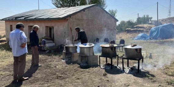 Kars'ta 78 Yaşındaki Aşçı, 30 Yıldır Kazanda Aşk Pişiriyor! Kars’ta 78 Yaşındaki Aşçı, 30 Yıldır Kazanda Aşk Pişiriyor!