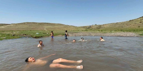 Kars'ta Termometreler 34 Dereceyi Geçti: Çocuklar Serinlemek İçin Dere Sularına Atladı Kars’ta Termometreler 34 Dereceyi Geçti: Çocuklar Serinlemek İçin Dere Sularına Atladı