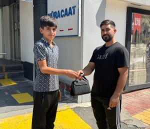 kucuk-ama-buyuk-yurekli-kendisiyle-tanisin-9InGGEkX.jpg
