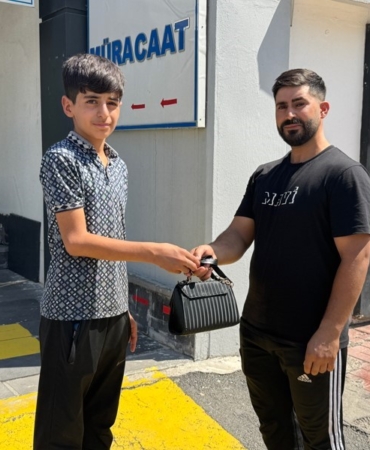 kucuk-ama-buyuk-yurekli-kendisiyle-tanisin-9InGGEkX.jpg