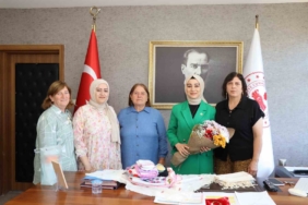 mahallelilerin-kaymakam-hanima-anlamli-ziyareti-Am88XLOg.jpg