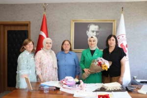 mahallelilerin-kaymakam-hanima-anlamli-ziyareti-Am88XLOg.jpg