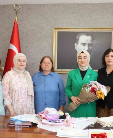 mahallelilerin-kaymakam-hanima-anlamli-ziyareti-Am88XLOg.jpg