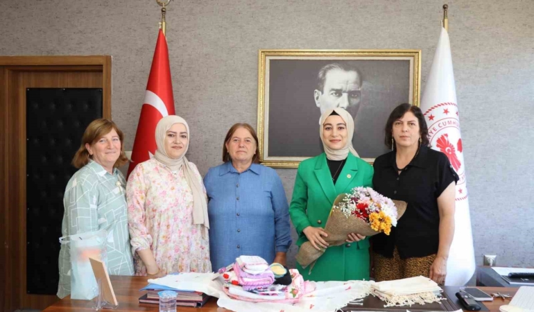 mahallelilerin-kaymakam-hanima-anlamli-ziyareti-Am88XLOg.jpg