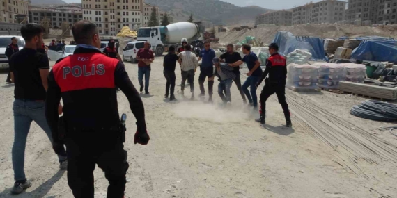 Malatya Şantiyesinde Silah ve Bıçaklarla Kavga: 2 Ağır Yaralı, 7 Kişi Yaralı Malatya Şantiyesinde Silah ve Bıçaklarla Kavga: 2 Ağır Yaralı, 7 Kişi Yaralı