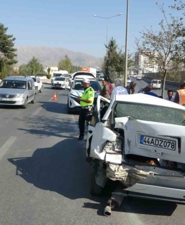malatyada-4-aracla-meydana-gelen-kaza-trafigi-durdurdu-yqaGDOvM.jpg