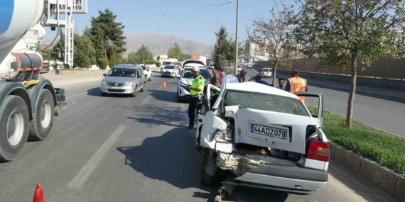 Malatya'da 4 Araçla Meydana Gelen Kaza Trafiği Durdurdu Malatya’da 4 Araçla Meydana Gelen Kaza Trafiği Durdurdu