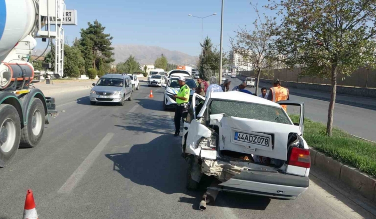 malatyada-4-aracla-meydana-gelen-kaza-trafigi-durdurdu-yqaGDOvM.jpg