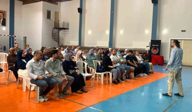 malatyada-genclik-liderleri-icin-ozel-sahne-sizin-egitimi-UXbkfksF.jpg