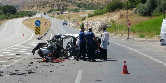Malatya'da Hafriyat Kamyonu ve Otomobil Çarpışması: 1 Kayıp, 2 Yaralı! Malatya’da Hafriyat Kamyonu ve Otomobil Çarpışması: 1 Kayıp, 2 Yaralı!