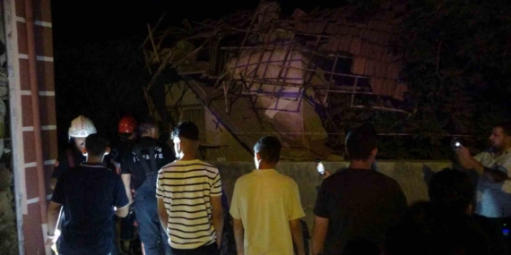 Malatya'da Hasar Gören Evin Çatısının Çökmesi Alarm Verdi Malatya’da Hasar Gören Evin Çatısının Çökmesi Alarm Verdi