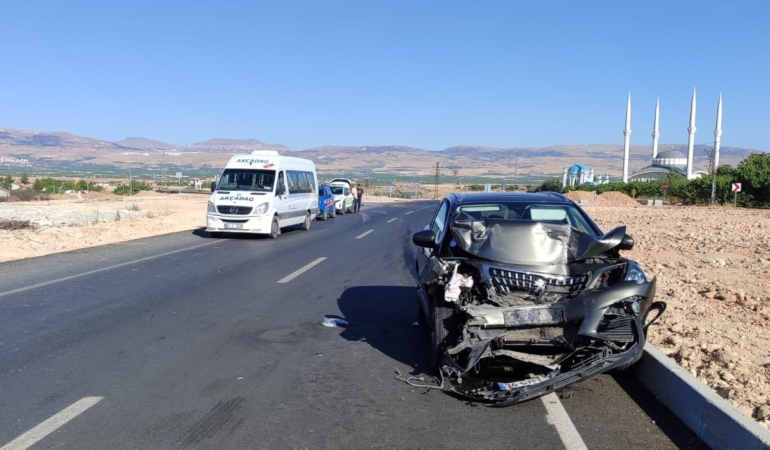 malatyada-minibus-ve-otomobil-carpismasi-9-yarali-baqUySXB.jpg