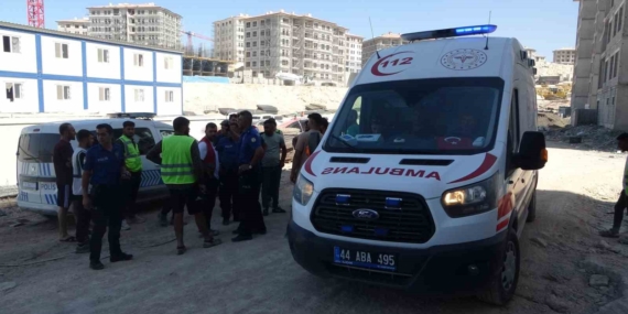 Malatya'da Şantiye İşçileri Arasındaki Taşlı Sopalı Kavgada 5 Kişi Yaralandı Malatya’da Şantiye İşçileri Arasındaki Taşlı Sopalı Kavgada 5 Kişi Yaralandı