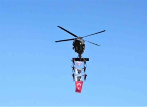 malazgirt-zaferinin-954-yil-donumunde-jandarma-helikopterlerinden-unutulmaz-gosteri-hSNseVc3.jpg