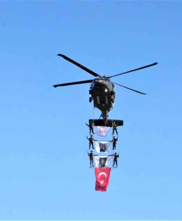 malazgirt-zaferinin-954-yil-donumunde-jandarma-helikopterlerinden-unutulmaz-gosteri-hSNseVc3.jpg