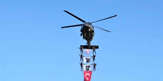 Malazgirt Zaferi'nin 954. Yıl Dönümünde Jandarma Helikopterlerinden Unutulmaz Gösteri Malazgirt Zaferi’nin 954. Yıl Dönümünde Jandarma Helikopterlerinden Unutulmaz Gösteri