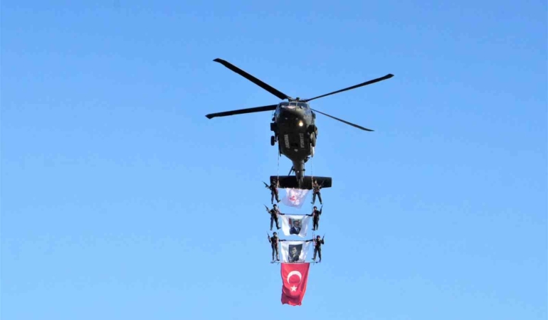 malazgirt-zaferinin-954-yil-donumunde-jandarma-helikopterlerinden-unutulmaz-gosteri-hSNseVc3.jpg