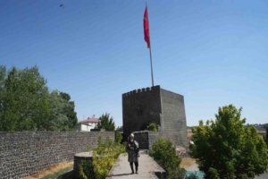 malazgirtte-alparslan-kiyafetiyle-gezen-hasan-keskinin-unutulmaz-anilari-HcreSNSP.jpg