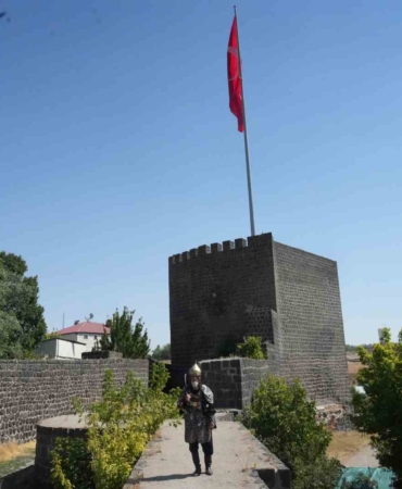 malazgirtte-alparslan-kiyafetiyle-gezen-hasan-keskinin-unutulmaz-anilari-HcreSNSP.jpg