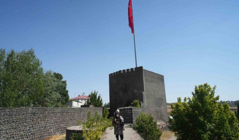 malazgirtte-alparslan-kiyafetiyle-gezen-hasan-keskinin-unutulmaz-anilari-HcreSNSP.jpg