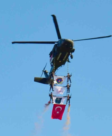malazgirtte-celik-kanatlar-goz-kamastiran-performans-redCu4J4.jpg