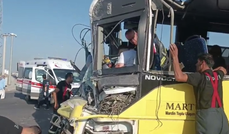 mardinde-halk-otobusu-ve-tir-carpisti-1-kisi-hayatini-kaybetti-11-yarali-7N6CuiJc.jpg