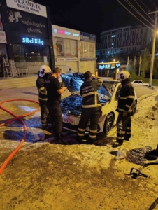 mardinde-seyir-halindeki-arac-alev-alev-yandi-nQGzB9RG.jpg