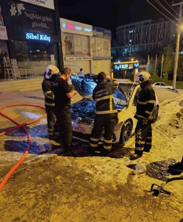 mardinde-seyir-halindeki-arac-alev-alev-yandi-nQGzB9RG.jpg