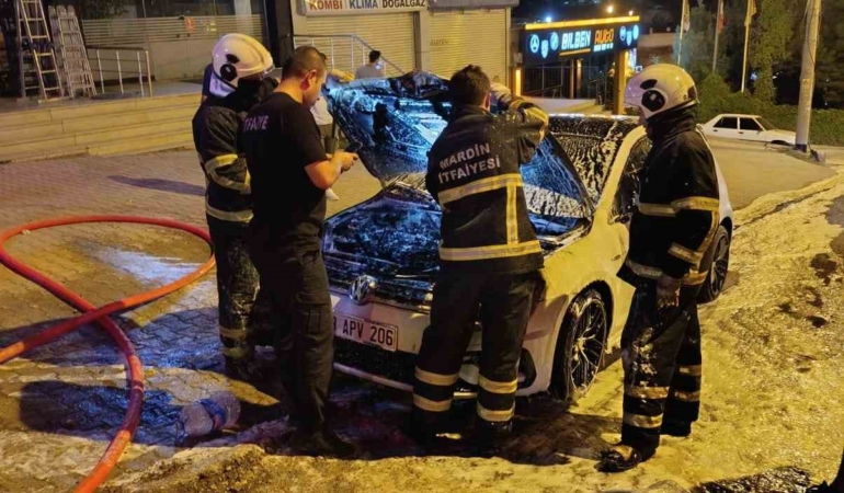 mardinde-seyir-halindeki-arac-alev-alev-yandi-nQGzB9RG.jpg