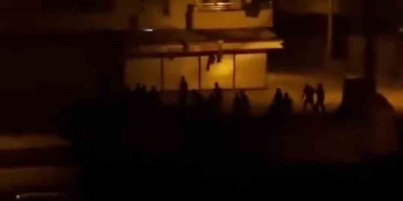 Mardin'de Taş ve Sopalarla Yaşanan Kavga Anı Cep Telefonuna Yansıdı Mardin’de Taş ve Sopalarla Yaşanan Kavga Anı Cep Telefonuna Yansıdı