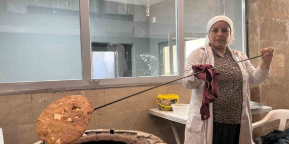 Mardinli Kadınların Tandırda Eşsiz Emeği Mardinli Kadınların Tandırda Eşsiz Emeği