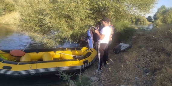 Muş Nehrinde Mahsur Kalan Üç Kişilik Ekip: Kurtarma Çalışmaları Devam Ediyor Muş Nehrinde Mahsur Kalan Üç Kişilik Ekip: Kurtarma Çalışmaları Devam Ediyor
