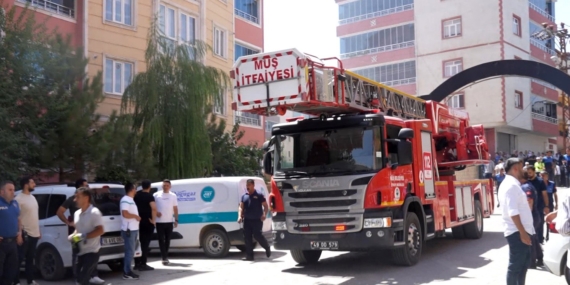 Muş'ta 7 Katlı Binada Korkutan Yangın: 6 Yaralı Hastaneye Kaldırıldı Muş’ta 7 Katlı Binada Korkutan Yangın: 6 Yaralı Hastaneye Kaldırıldı