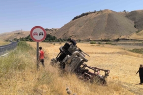musta-beton-pompasi-yuklu-tir-sarampole-devrildi-olay-ani-ve-detaylar-Z83HUGUd.jpg