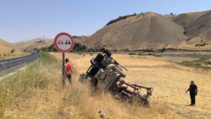 musta-beton-pompasi-yuklu-tir-sarampole-devrildi-olay-ani-ve-detaylar-Z83HUGUd.jpg